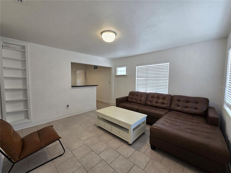 Active With Contract: $1,850 (2 beds, 1 baths, 814 Square Feet)
