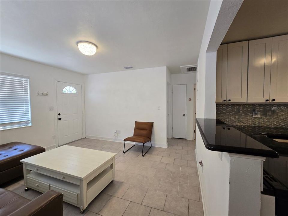 Active With Contract: $1,850 (2 beds, 1 baths, 814 Square Feet)