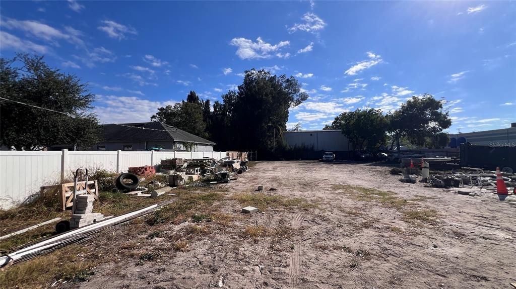 待售: $395,000 (0.28 acres)