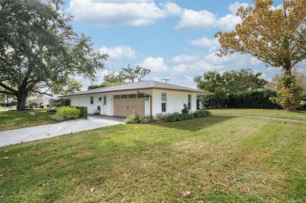 For Sale: $850,000 (4 beds, 2 baths, 2000 Square Feet)