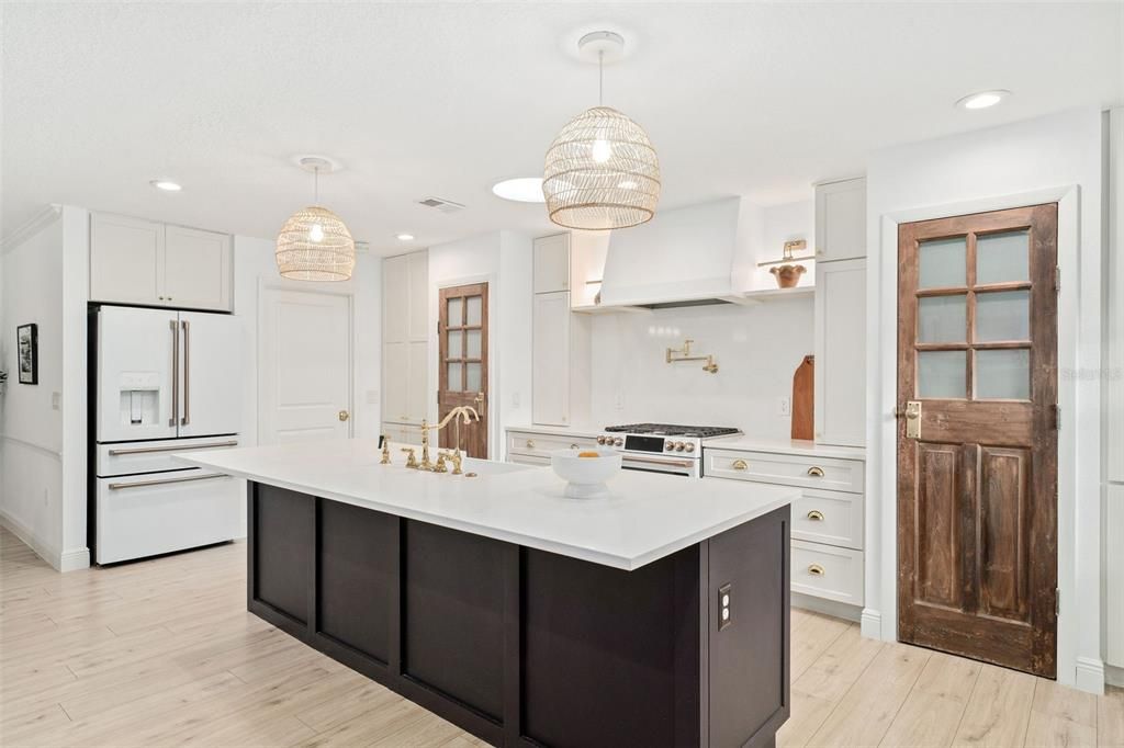 For Sale: $850,000 (4 beds, 2 baths, 2000 Square Feet)