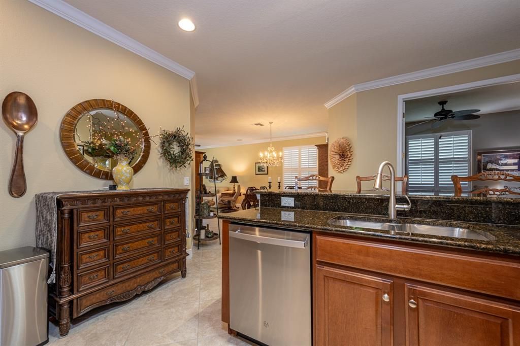 合同活跃: $319,000 (2 贝兹, 2 浴室, 1523 平方英尺)