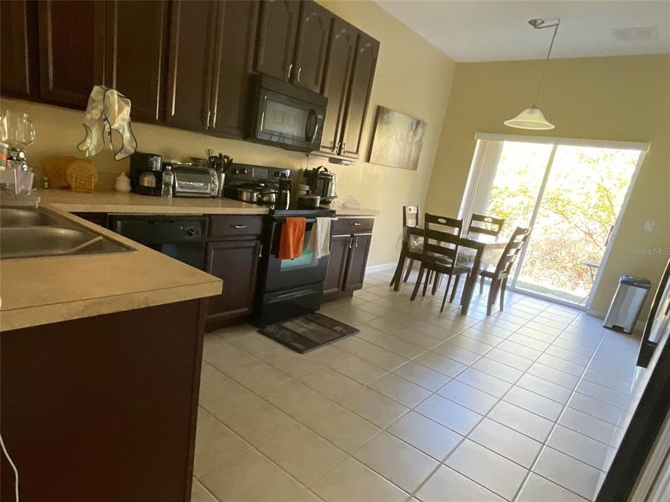 В аренду: $2,450 (4 спален, 2 ванн, 1775 Квадратных фут)