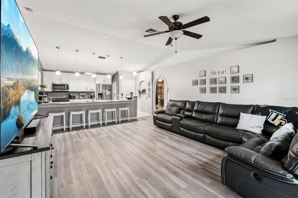 For Sale: $379,900 (3 beds, 2 baths, 1268 Square Feet)