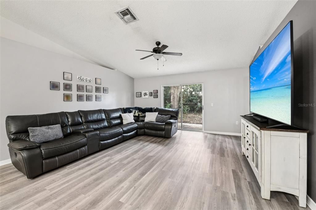 For Sale: $379,900 (3 beds, 2 baths, 1268 Square Feet)