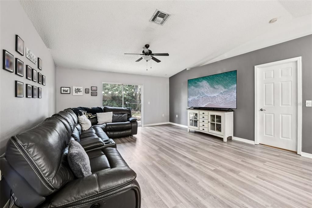 For Sale: $379,900 (3 beds, 2 baths, 1268 Square Feet)