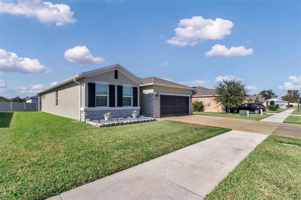 For Sale: $345,000 (4 beds, 2 baths, 2039 Square Feet)