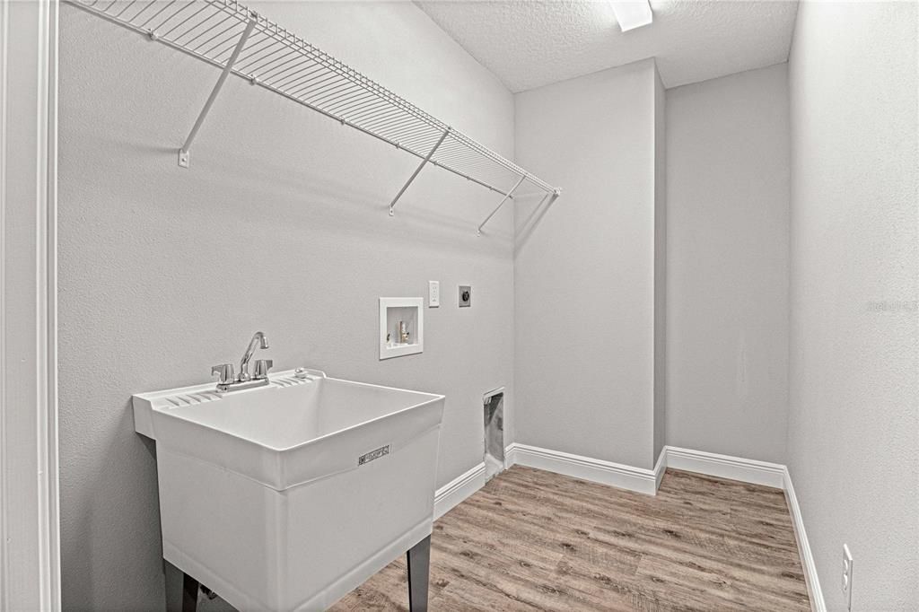 For Sale: $339,900 (3 beds, 2 baths, 1703 Square Feet)