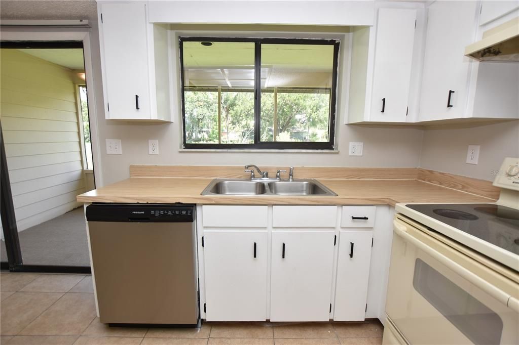 В аренду: $1,315 (2 спален, 1 ванн, 992 Квадратных фут)