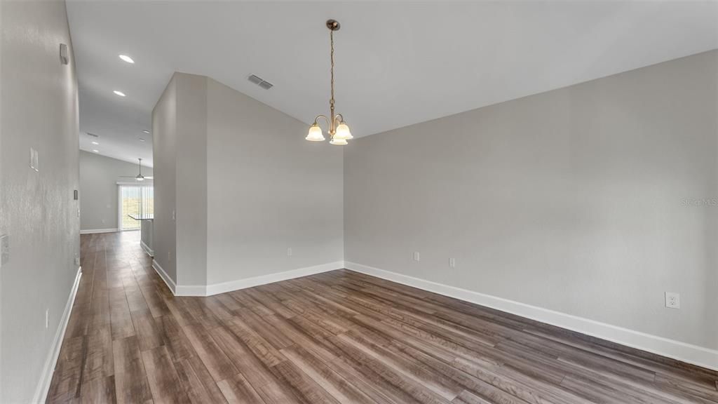 En Venta: $379,900 (4 camas, 2 baños, 1944 Pies cuadrados)