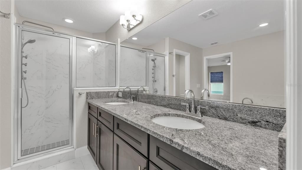 En Venta: $379,900 (4 camas, 2 baños, 1944 Pies cuadrados)