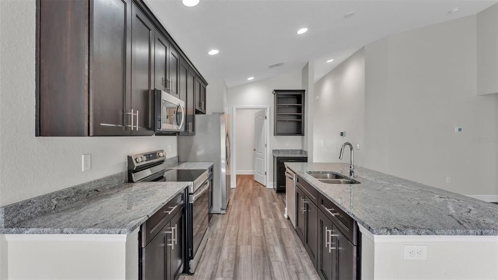 En Venta: $379,900 (4 camas, 2 baños, 1944 Pies cuadrados)