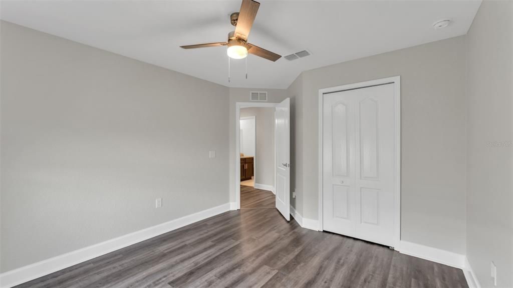 En Venta: $379,900 (4 camas, 2 baños, 1944 Pies cuadrados)