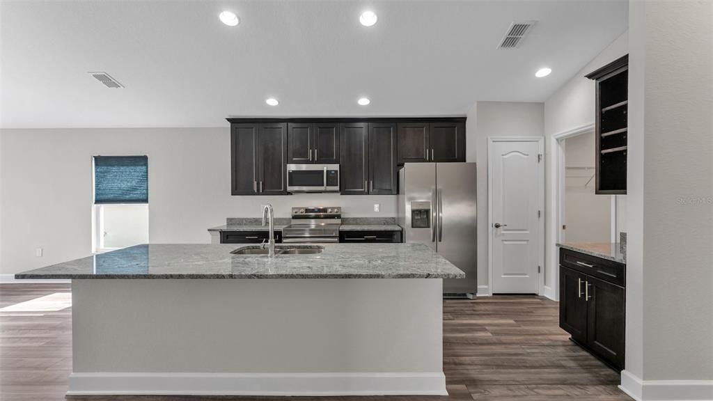 En Venta: $379,900 (4 camas, 2 baños, 1944 Pies cuadrados)