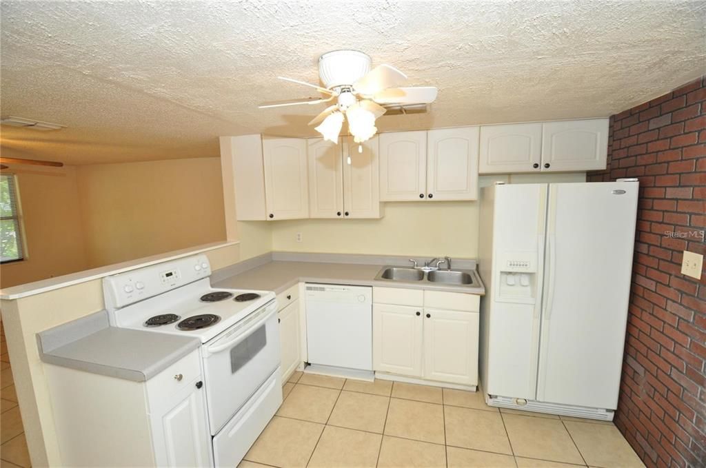 For Rent: $1,395 (3 beds, 1 baths, 912 Square Feet)