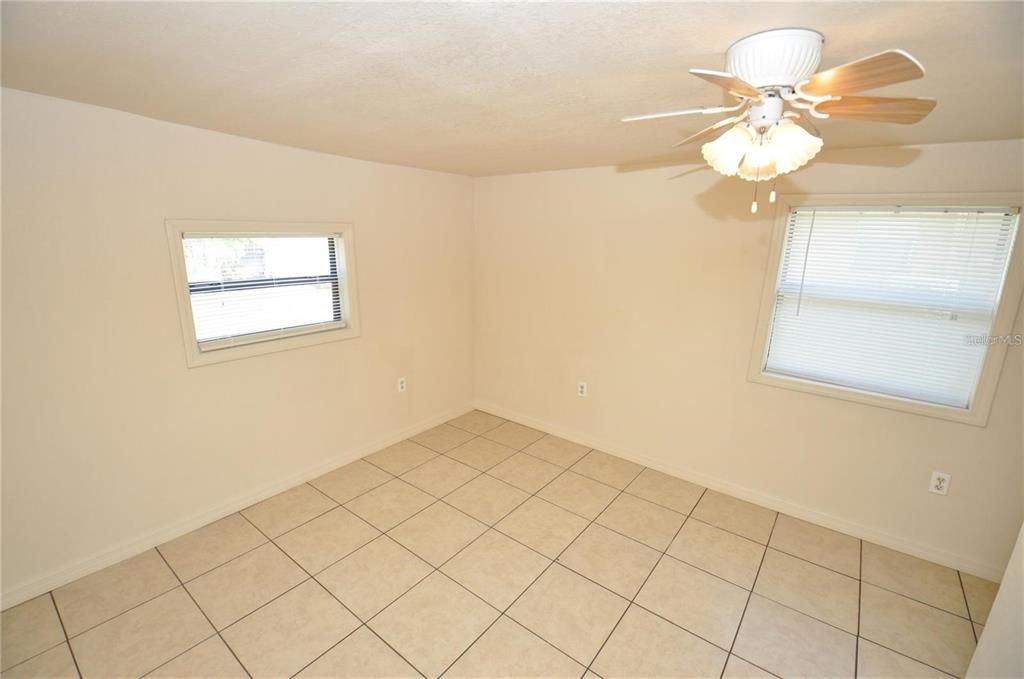 For Rent: $1,395 (3 beds, 1 baths, 912 Square Feet)