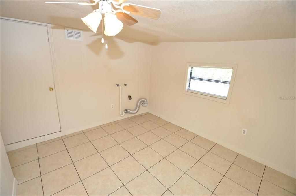 For Rent: $1,395 (3 beds, 1 baths, 912 Square Feet)