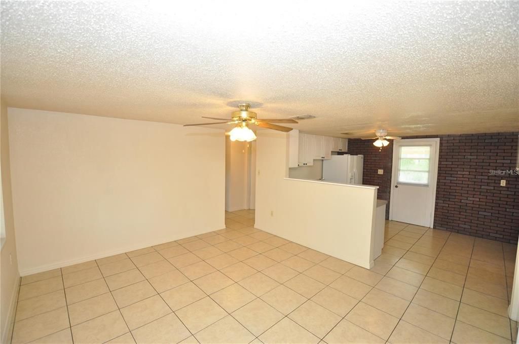 For Rent: $1,395 (3 beds, 1 baths, 912 Square Feet)
