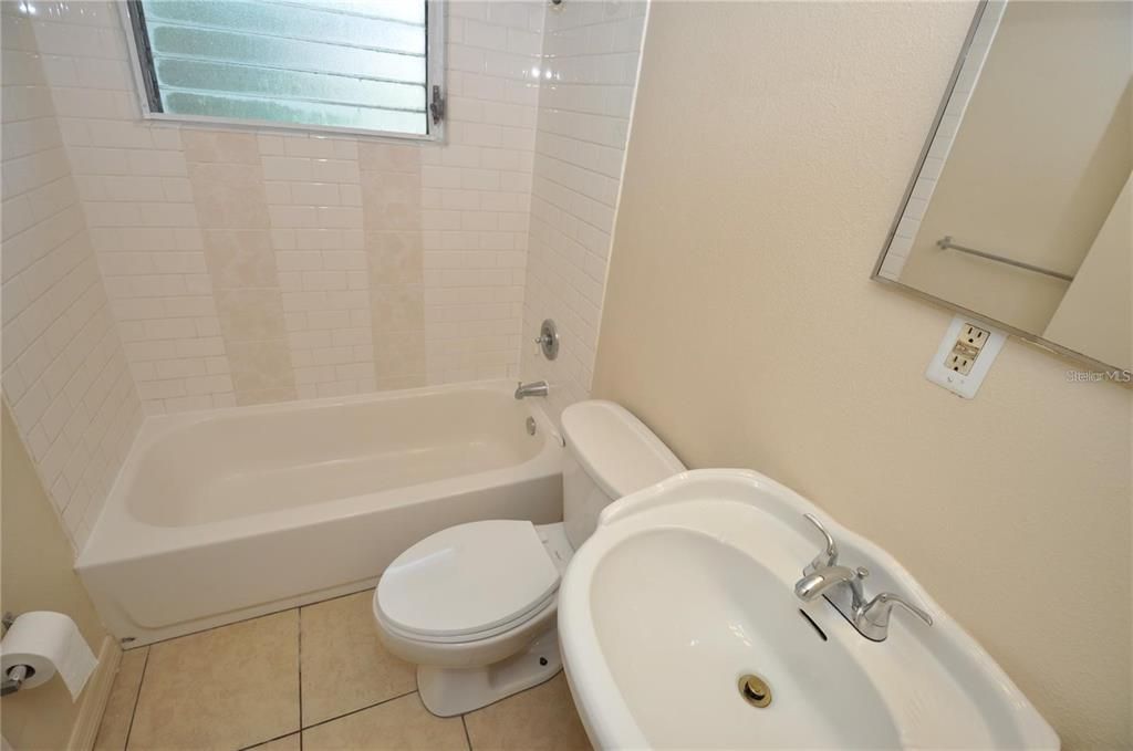 For Rent: $1,395 (3 beds, 1 baths, 912 Square Feet)