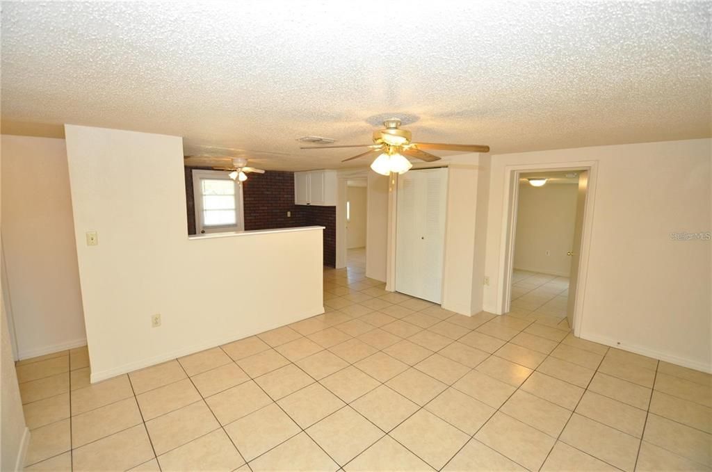 For Rent: $1,395 (3 beds, 1 baths, 912 Square Feet)