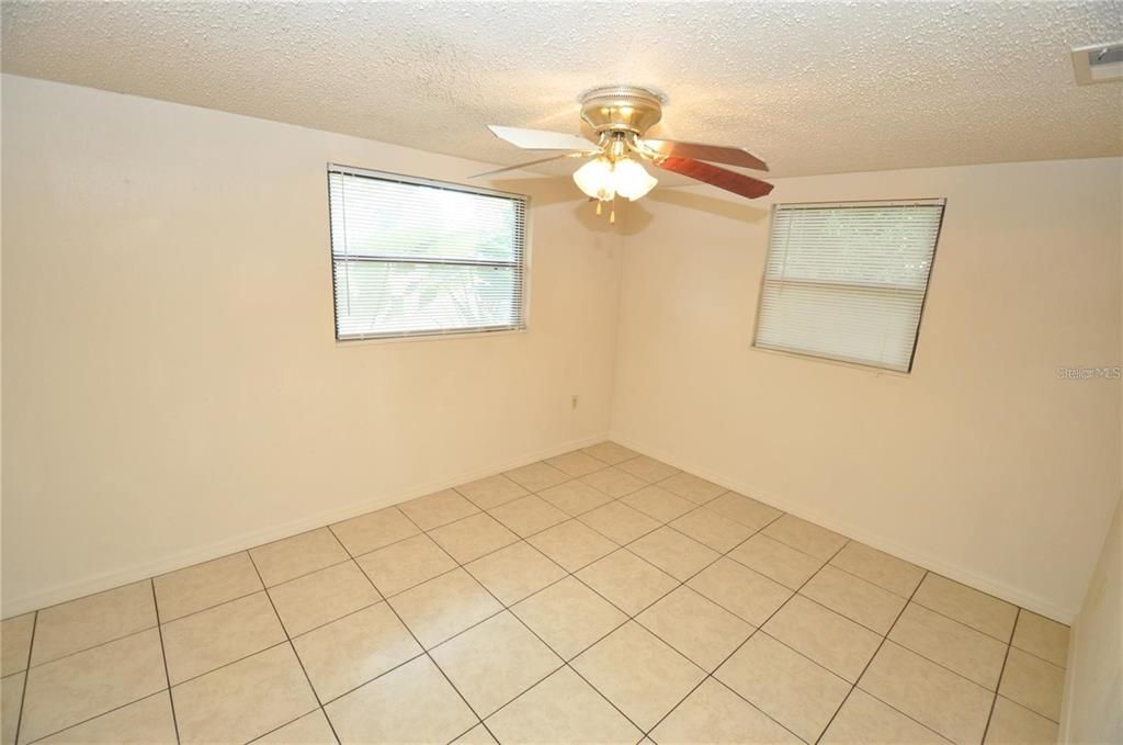 For Rent: $1,395 (3 beds, 1 baths, 912 Square Feet)