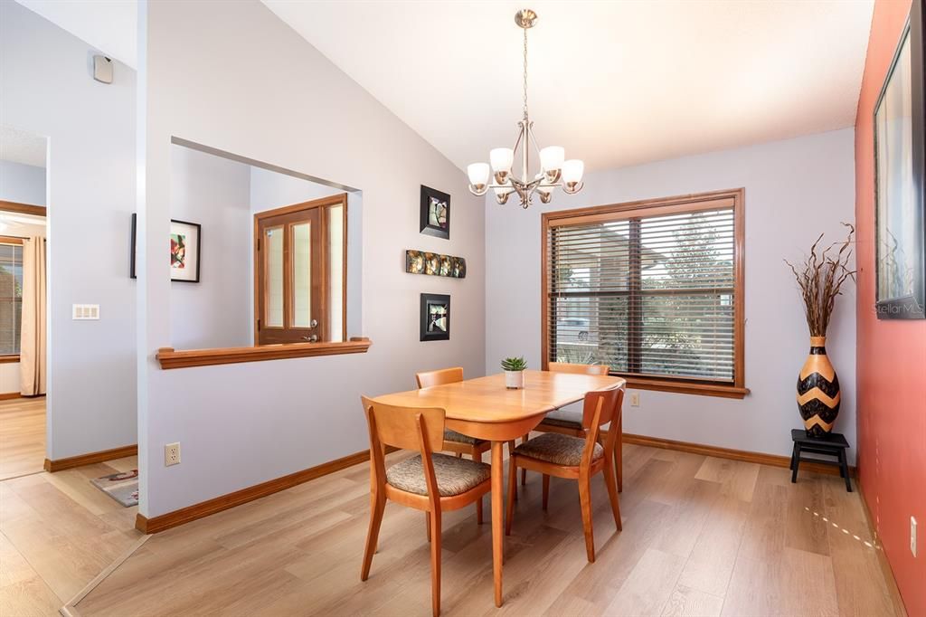 Под контрактом: $560,000 (4 спален, 2 ванн, 2202 Квадратных фут)