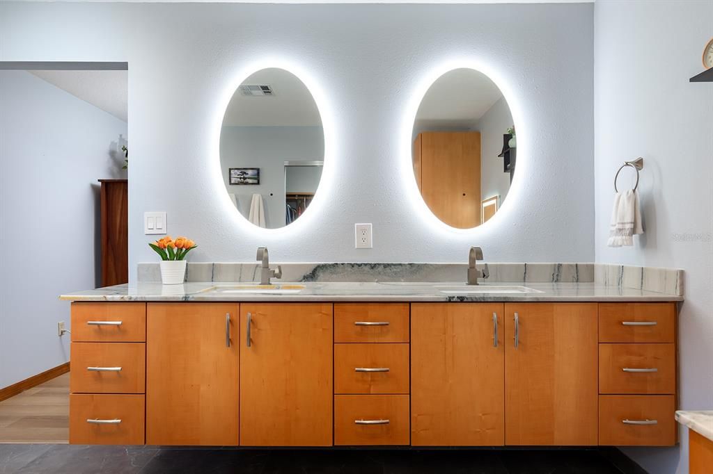 Под контрактом: $560,000 (4 спален, 2 ванн, 2202 Квадратных фут)