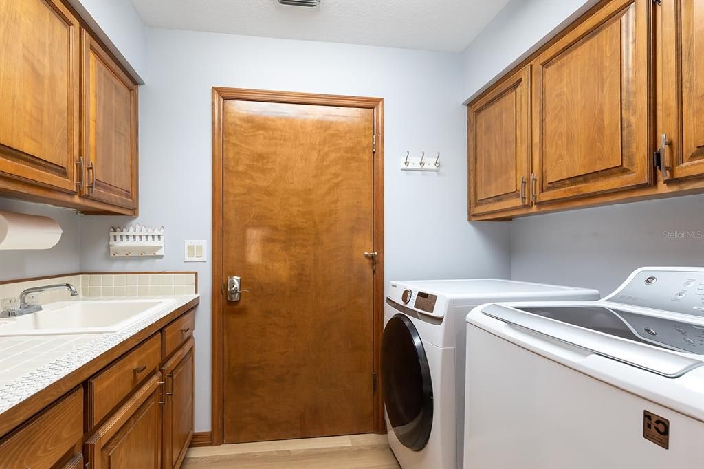 Под контрактом: $560,000 (4 спален, 2 ванн, 2202 Квадратных фут)