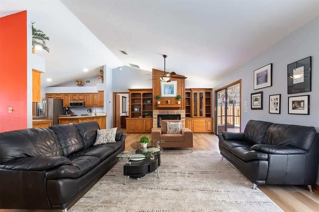 Под контрактом: $560,000 (4 спален, 2 ванн, 2202 Квадратных фут)