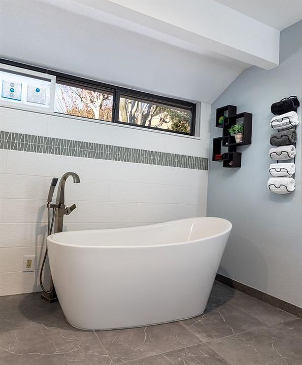 Под контрактом: $560,000 (4 спален, 2 ванн, 2202 Квадратных фут)