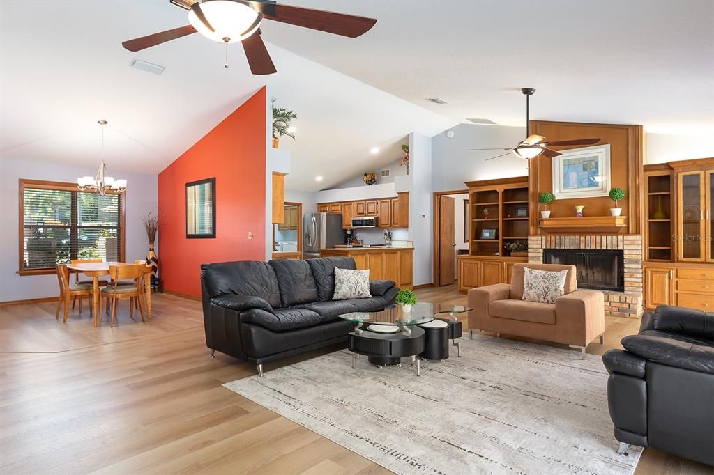 Под контрактом: $560,000 (4 спален, 2 ванн, 2202 Квадратных фут)