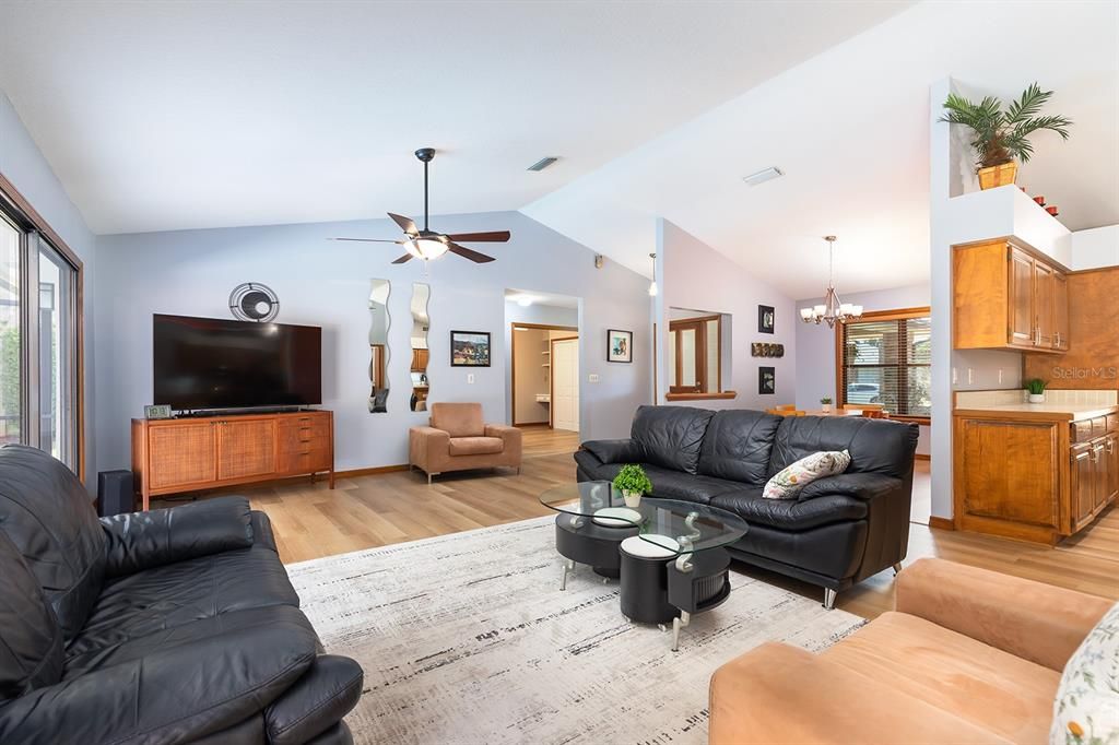 Под контрактом: $560,000 (4 спален, 2 ванн, 2202 Квадратных фут)