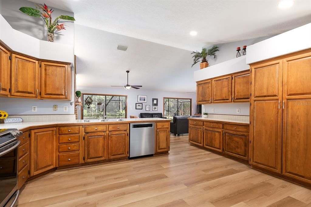 Под контрактом: $560,000 (4 спален, 2 ванн, 2202 Квадратных фут)