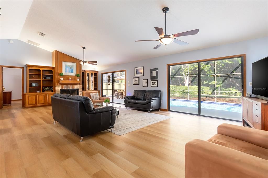 Под контрактом: $560,000 (4 спален, 2 ванн, 2202 Квадратных фут)