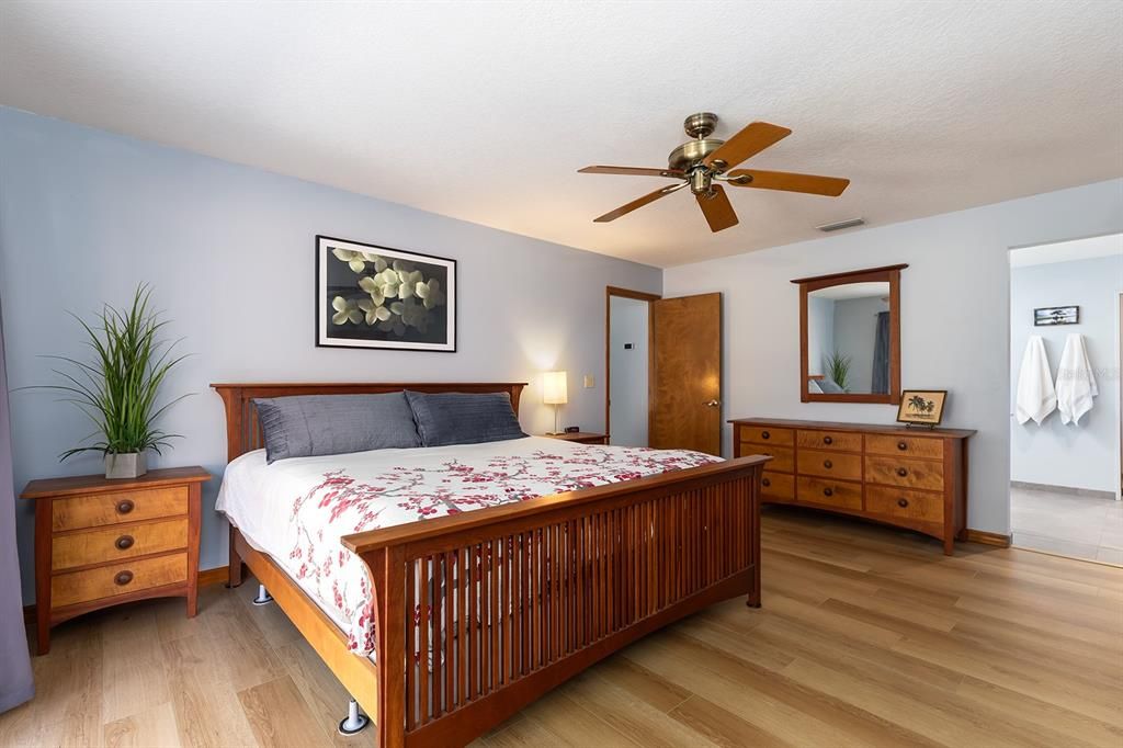 Под контрактом: $560,000 (4 спален, 2 ванн, 2202 Квадратных фут)