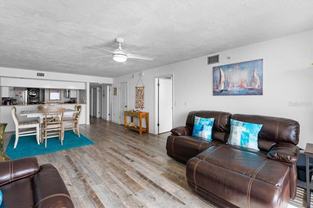 For Sale: $499,000 (2 beds, 2 baths, 1372 Square Feet)