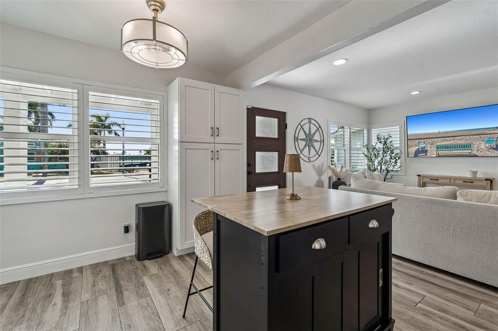 For Sale: $699,900 (2 beds, 1 baths, 825 Square Feet)