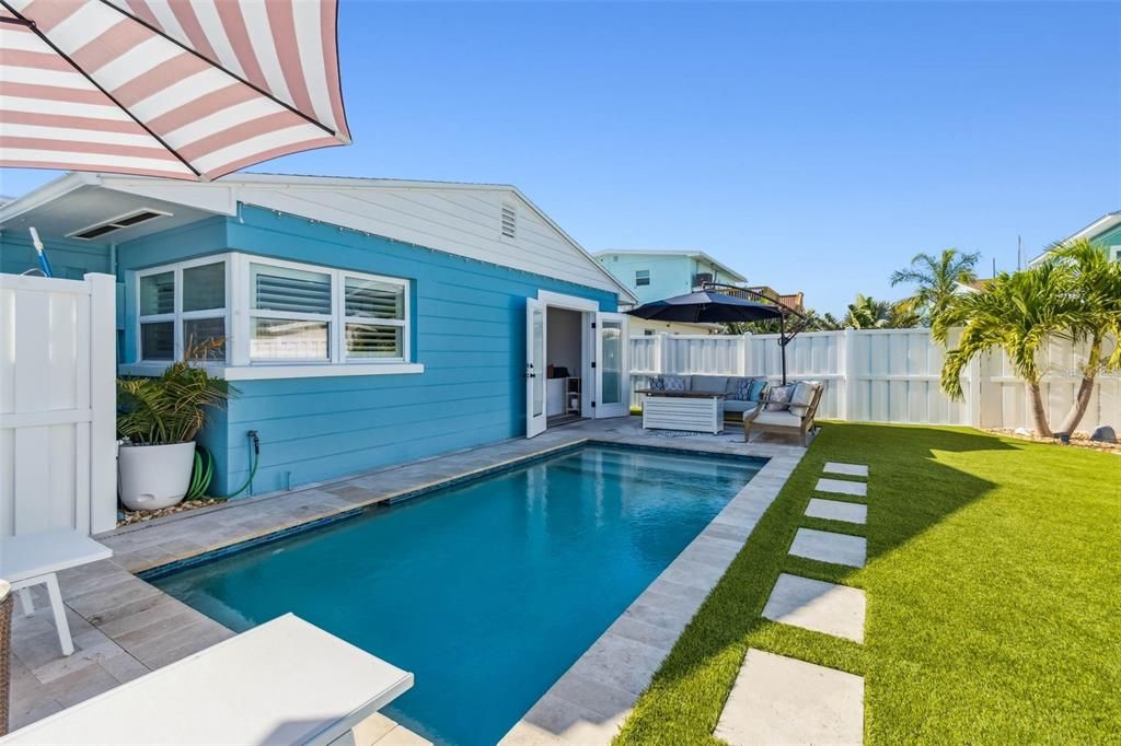 For Sale: $699,900 (2 beds, 1 baths, 825 Square Feet)