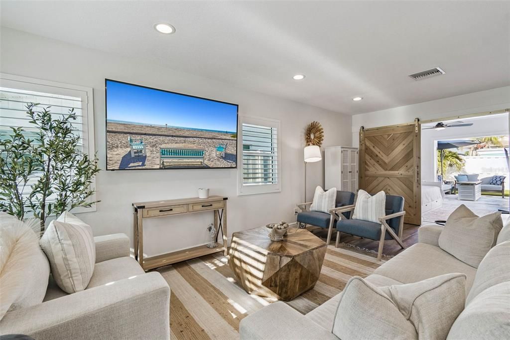 For Sale: $699,900 (2 beds, 1 baths, 825 Square Feet)