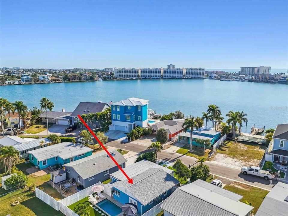 For Sale: $699,900 (2 beds, 1 baths, 825 Square Feet)