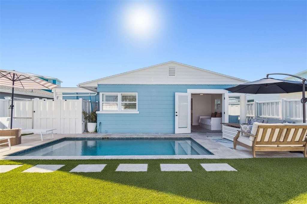 For Sale: $699,900 (2 beds, 1 baths, 825 Square Feet)