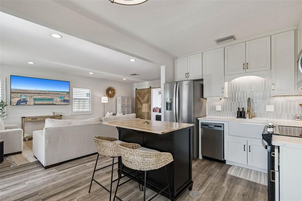 For Sale: $699,900 (2 beds, 1 baths, 825 Square Feet)