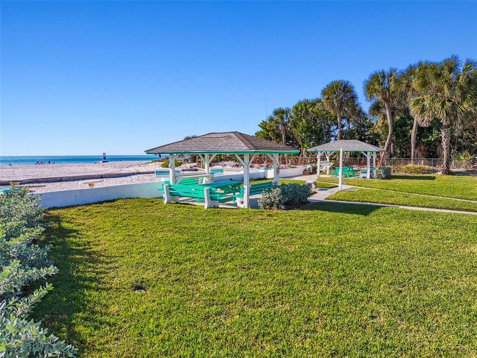 For Sale: $699,900 (2 beds, 1 baths, 825 Square Feet)