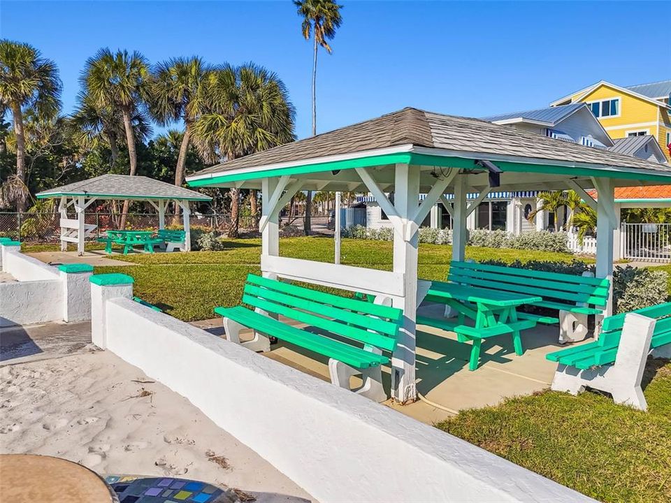 For Sale: $699,900 (2 beds, 1 baths, 825 Square Feet)