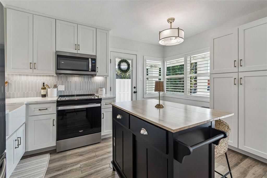 For Sale: $699,900 (2 beds, 1 baths, 825 Square Feet)