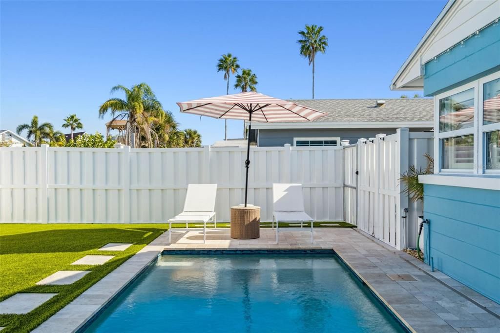 For Sale: $699,900 (2 beds, 1 baths, 825 Square Feet)