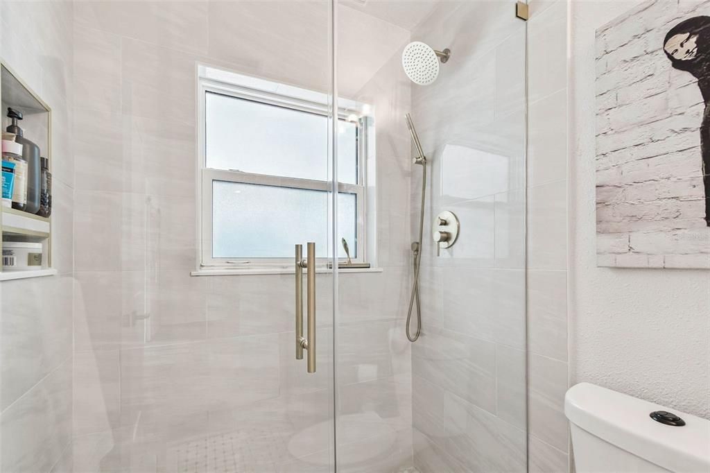 For Sale: $699,900 (2 beds, 1 baths, 825 Square Feet)