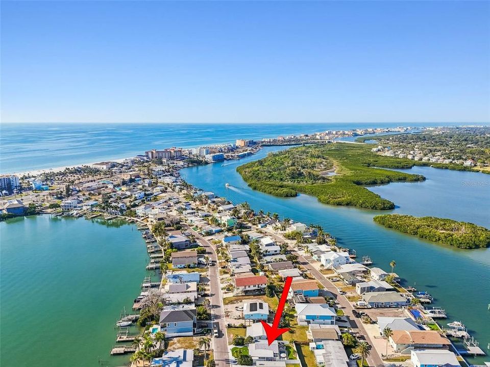 For Sale: $699,900 (2 beds, 1 baths, 825 Square Feet)