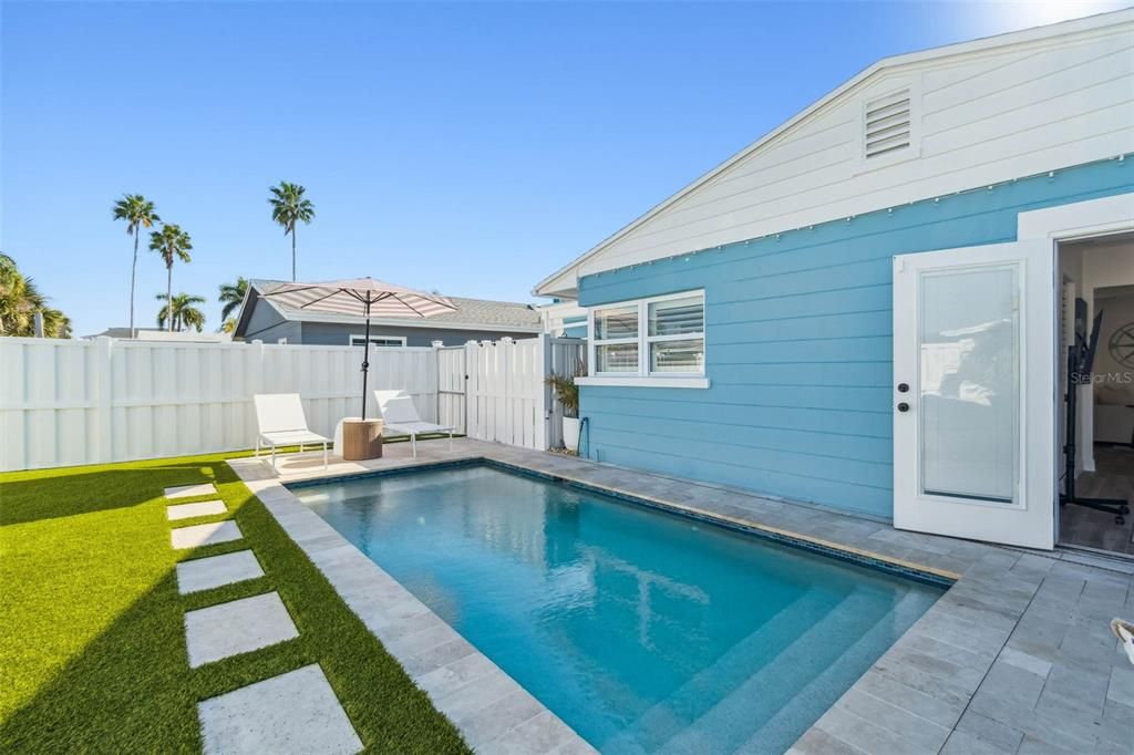 For Sale: $699,900 (2 beds, 1 baths, 825 Square Feet)