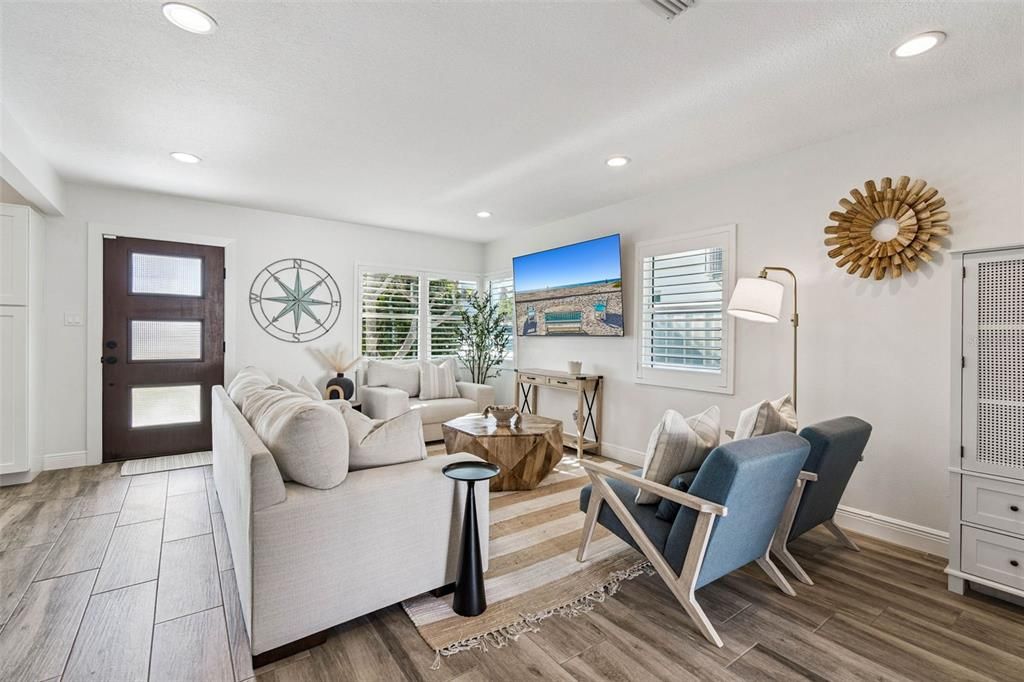 For Sale: $699,900 (2 beds, 1 baths, 825 Square Feet)